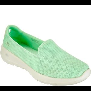 Sketchers Goga Max light green slip ons